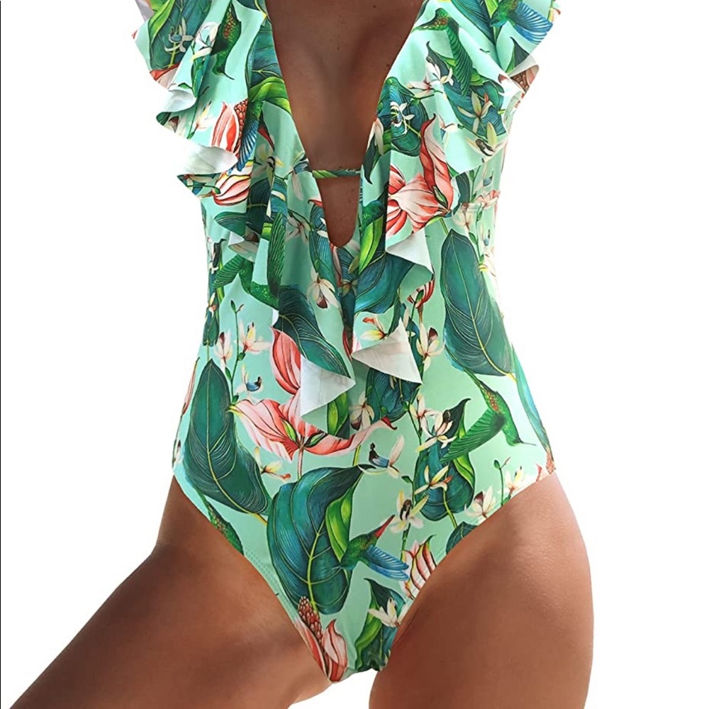 One Piece Swimsuit 🩱 / V-Neck Ruffle Bathing Suit / BARELY WORN